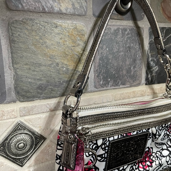 Like New Coach Poppy Daisy Floral Graffiti Wristlet - Picture 3 of 9